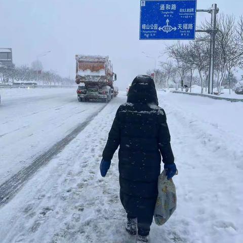 雪虐风饕零距离  微笑热饮暖人心