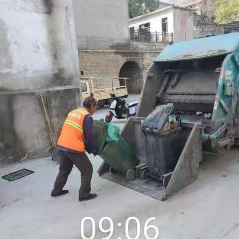 【军创物业】秋天，当人们庆祝秋收的喜悦时，环卫工人依然拿着扫把，清扫被秋风吹落的落叶。