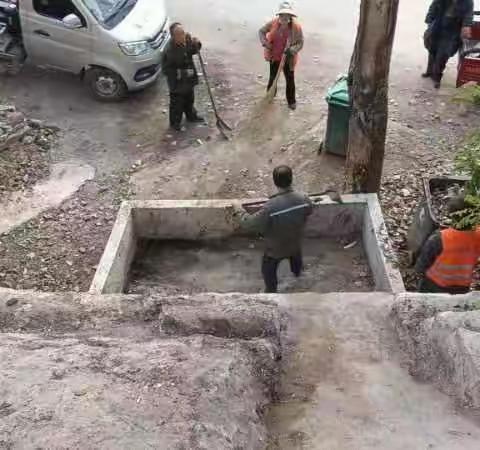 【军创物业】扫帚虔诚迎黎明，穿街走巷风霜行。珠泪入土化晶莹，满目清爽净无尘。