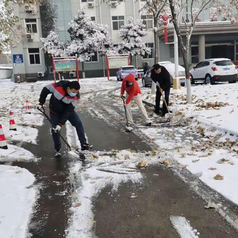 北蒙街道: 党群干群齐发力 扫雪除冰保安全