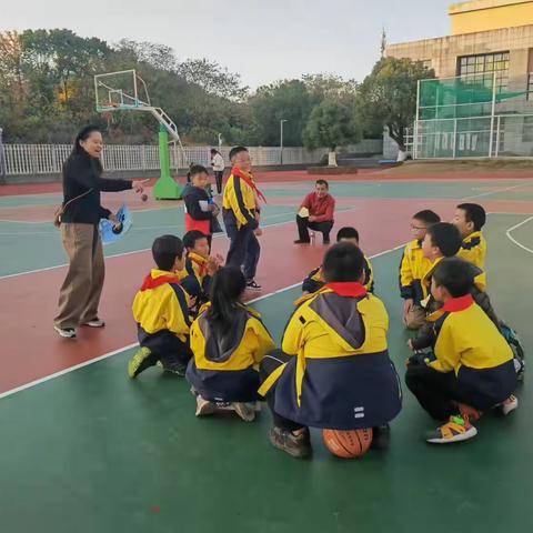 《欢乐童年，趣味丢手娟》——2103班