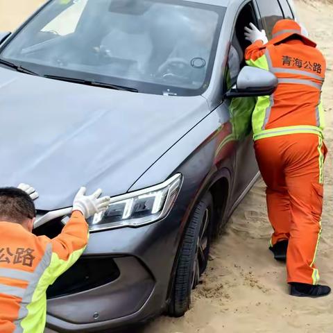 公路养护一线的暖心救援