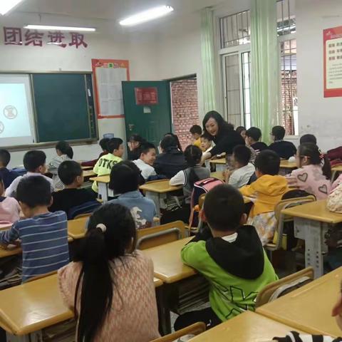 巴中师范附属实验小学四年级六班家长进课堂，共育助成长