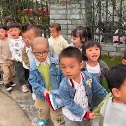 国兴幼儿园小一班～美工室《毛毛虫》