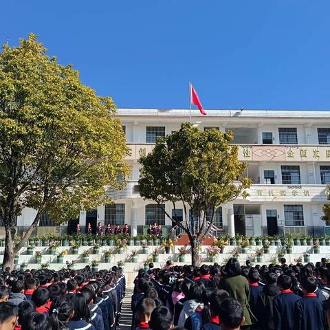 楚雄市中山镇中心小学2024年“扣好人生第一粒扣子·学雷锋志愿服务活动”——清洁校园周边环境