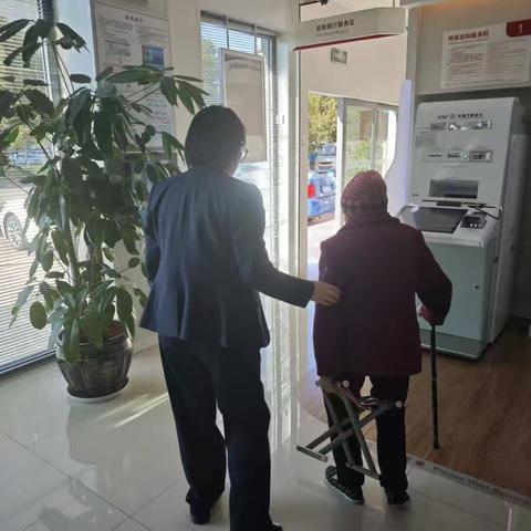 夕阳无限好，助老在行动——富源支行营业室积极服务老年客户群体