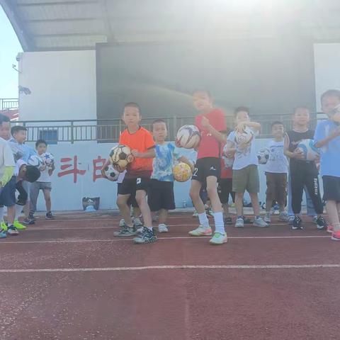 “足”梦成长，“球”享未来————泉江小学教育集团泉江小学足球兴趣队组活动