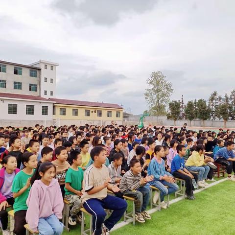 看见优秀  变成优秀—杨林镇中学2023年下学期第一次月考表彰大会