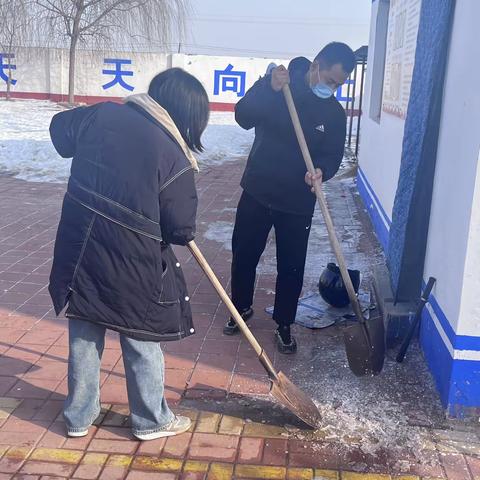 除雪除冰暖校园——小张官小学