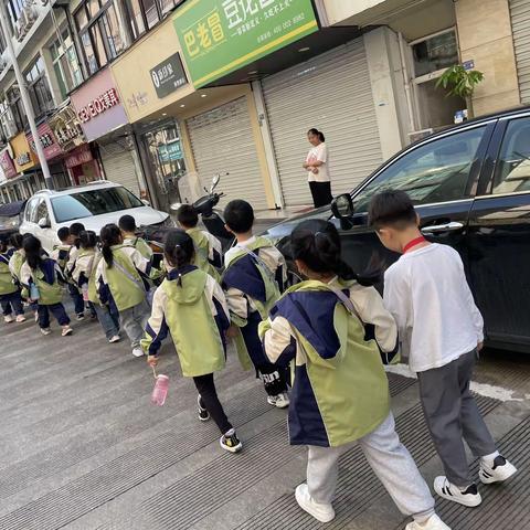 走进小学，走近小学——明星幼儿园大班幼儿参观小学