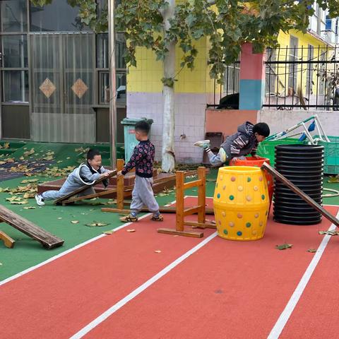 【三幼】大五班户外综合区游戏——跷跷板（王文静）