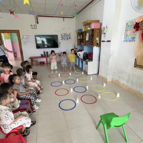 幼儿园一周精彩瞬间：室内探索与户外欢歌