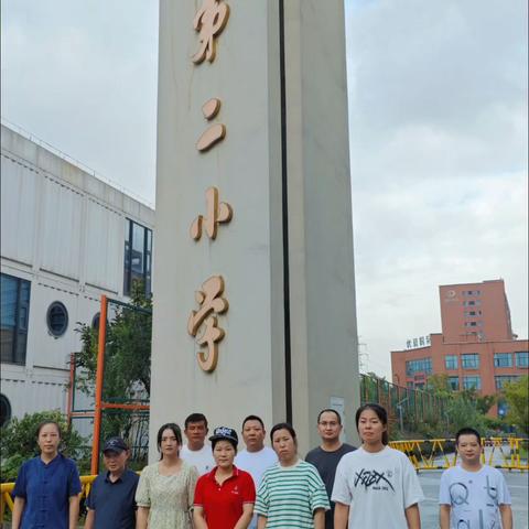 【护学岗·雨中温情】——志愿者雨中护航，让爱无畏风雨