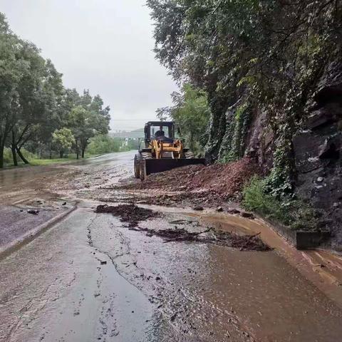 郊区公路段全力以赴做好强降雨天气防汛保畅工作