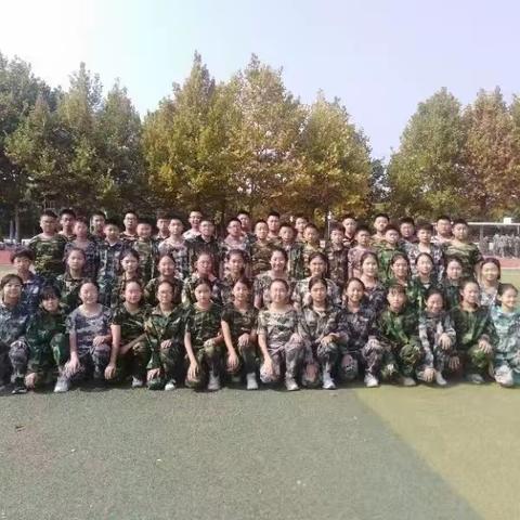 《八班心齐，所向披靡；奋勇拼搏，不惧风雨》西关中学七年级八班