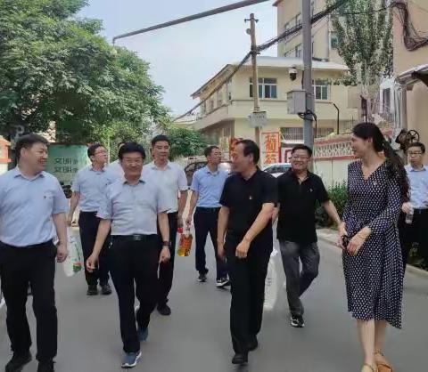 省政府办公厅、市政府办公厅对口处室党支部赴历城区东风街道葡萄园社区开展“双报到”活动