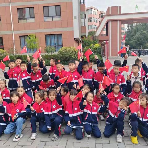 秋日美景 风把夏末的余温轻轻吹散，第一片泛黄的叶便落在了肩头——原来，秋天早已提着满篮的桂香，悄悄叩响了季节的门