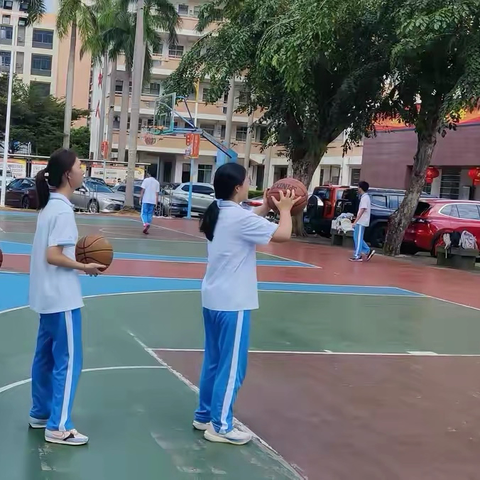 原地单手肩上投篮课：高二学子在篮球场上解锁 “精准投射” 技能