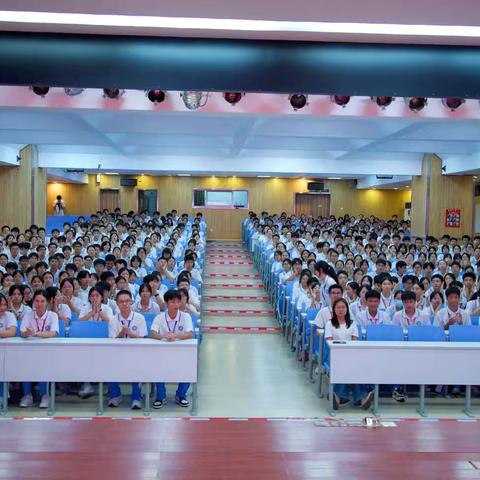以心相聚，携手同行——2025年海口实验中学团委学生干部大会圆满落幕