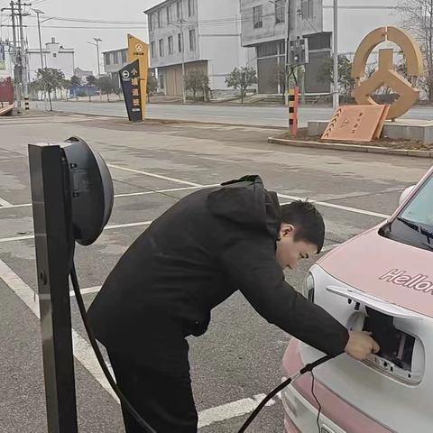 【筑路兴民】东乡公路分中心：积极引进新能源充电桩  道班停车区赋新能