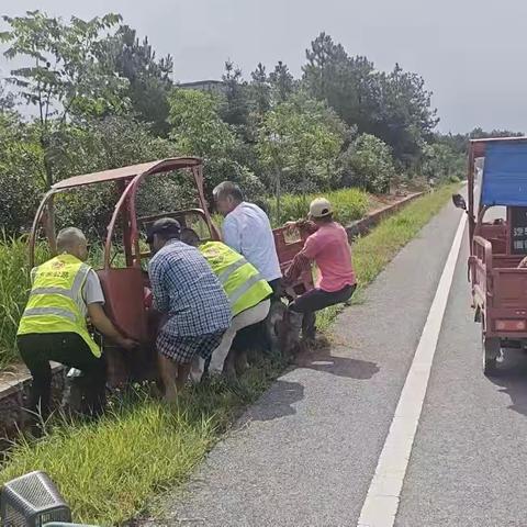 暖心！东乡公路分中心及时救助侧翻车辆，保障国省道路畅通