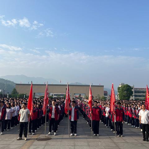 “致敬劳动之光，青春赓续奋斗”——上栗中学胜利校区五月升旗仪式暨优秀团员优秀团干表彰大会