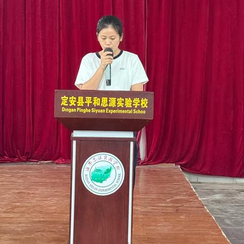 海南师大定安县平和思源实验学校第7周读书活动分享。今天参加读书分享活动的老师分别是初中部英语科组陈姗晶和谢黄芳2位老师，参与学生读书笔记分享与指导的老师是初中部语文科组杨思慧组长。
