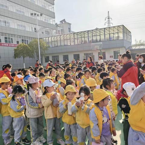 智慧树幼儿园大班组大手拉小手—走进消防大队