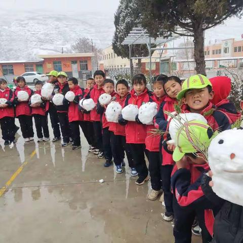 瑞雪满校园，清扫护安全——武山县贾河九年制学校