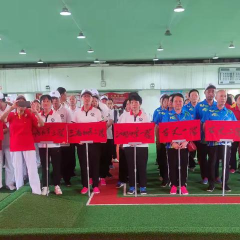 初夏暖风拂面绿茵赛场激情绽放怀吉二地门球爱好者们相聚鹤城共同参与这场五彩宾纷的门球盛宴门球是智慧与技巧的碰撞更是友谊与欢乐的纽带坚决落实中央八项规定勤俭节约绿色环保积极构建全生命周期门球运动新格局