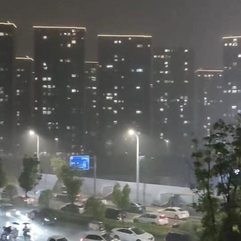 【路上拾光6】雨中的诗意与小确幸
