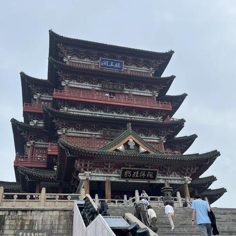 漫步滕王阁探寻文化瑰宝，访八一纪念馆感悟红色精神