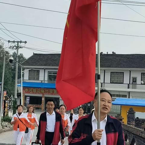 凤冈县老年大学声乐一班2023年11月3号在水河知青茶山搞第三次游学活动。