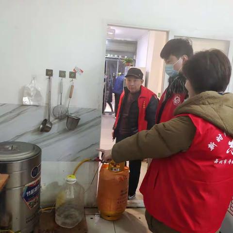 【党建引领创五星】——寺坡街道奋飞社区临近新年持续开展“夜间治安巡逻”志愿服务活动提醒居民商户用电用气安全。