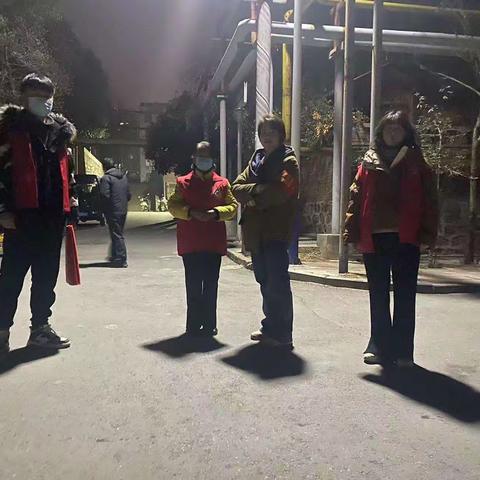 【党建引领创五星】——寺坡街道奋飞社区持续开展“夜间治安巡逻”志愿服务活动。