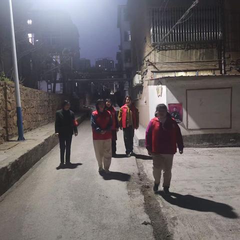 【党建引领创五星】——寺坡街道奋飞社区持续开展“夜间治安巡逻”志愿服务活动。