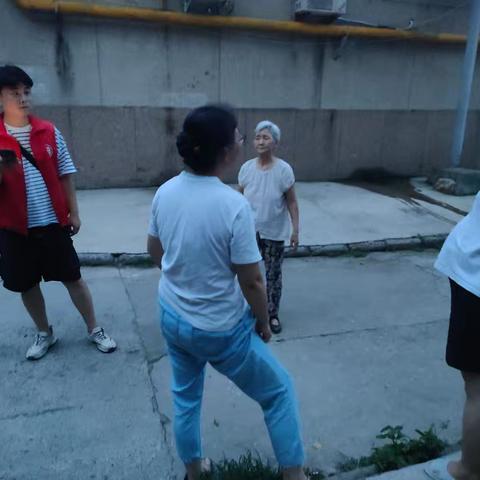 【党建引领创五星】——寺坡街道奋飞社区持续开展“夜间治安消防安全巡逻+重点人员走访”志愿服务活动