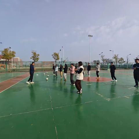 脚内侧传接球的“技术+趣味”双轨训练实践——首师滨中体育组教研