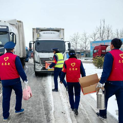 雪中送“炭”  温暖司乘回家路