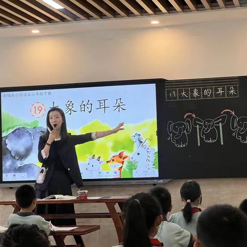 夏日绿映红教研意正浓——凤凰双语第二小学语文教研组听评课教研活动
