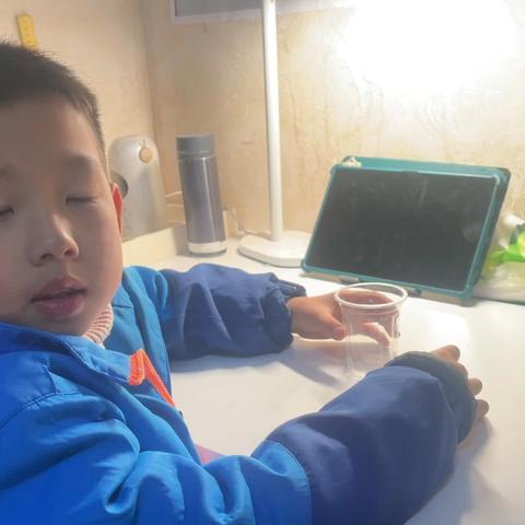 横峰一小三（3）班邓书辰科学小实验九《杯中吹乒乓球》