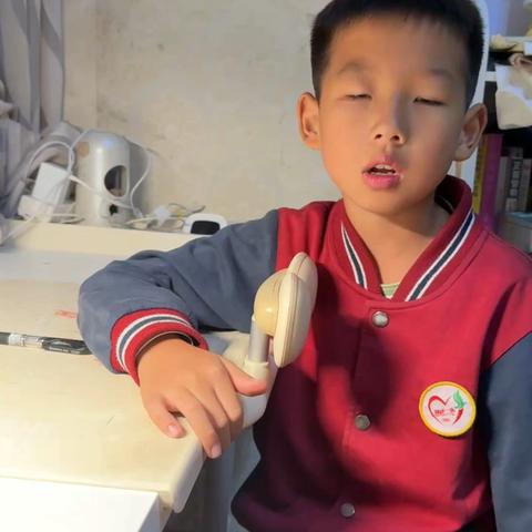 横峰一小四（3）班邓书辰科学小实验六《观察食物在口腔的初步消化》