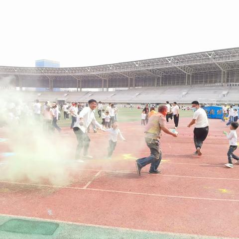 晶宫祥和城幼儿园亲子酷跑马拉松运动会——“诵国学经典，享五彩童年”