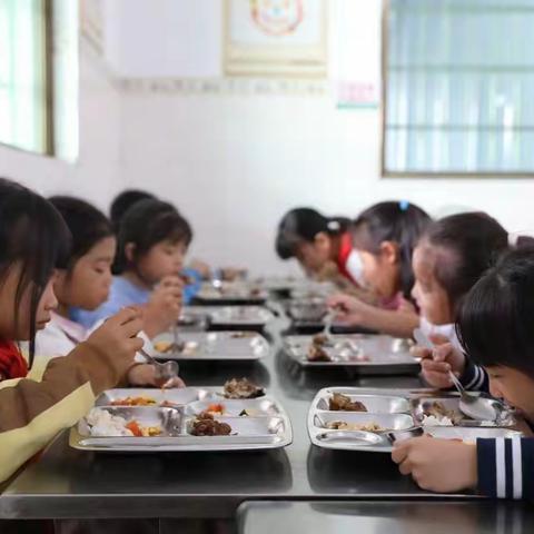 一粥一饭，滋润心灵——南丰县组织部走进紫霄镇中心学校调研免费午餐