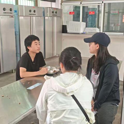 记录饭与爱:抚州市融媒体中心在紫霄镇中心学校采访