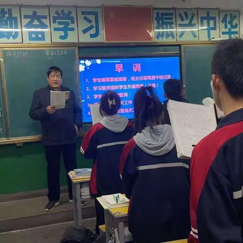 创新中学高一部"开展四评四比，掀起学习高潮”活动实录