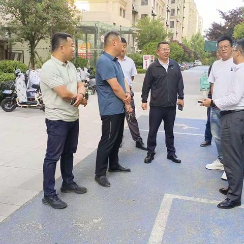 济南历城区住建委物业科与华山街道物业科工作人员督导检查珑岸社区电动车消防安全整治工作