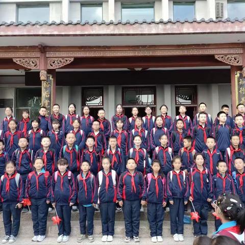 祖国是个大家庭   处处有爱处处暖 ——南京苏美达伊顿公司爱心捐赠校服活动