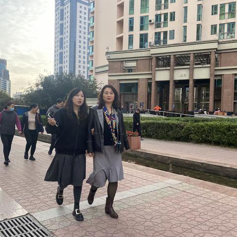 海淀区民政局副局长于彬彬一行莅临花园路街道冠城园社区指导工作