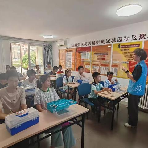 【党群阵地@你】冠城园社区开展暑期青少年单片机制作活动